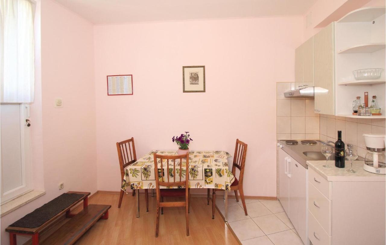 1 Bedroom Nice Apartment In Kastel Sucurac Kaštela エクステリア 写真