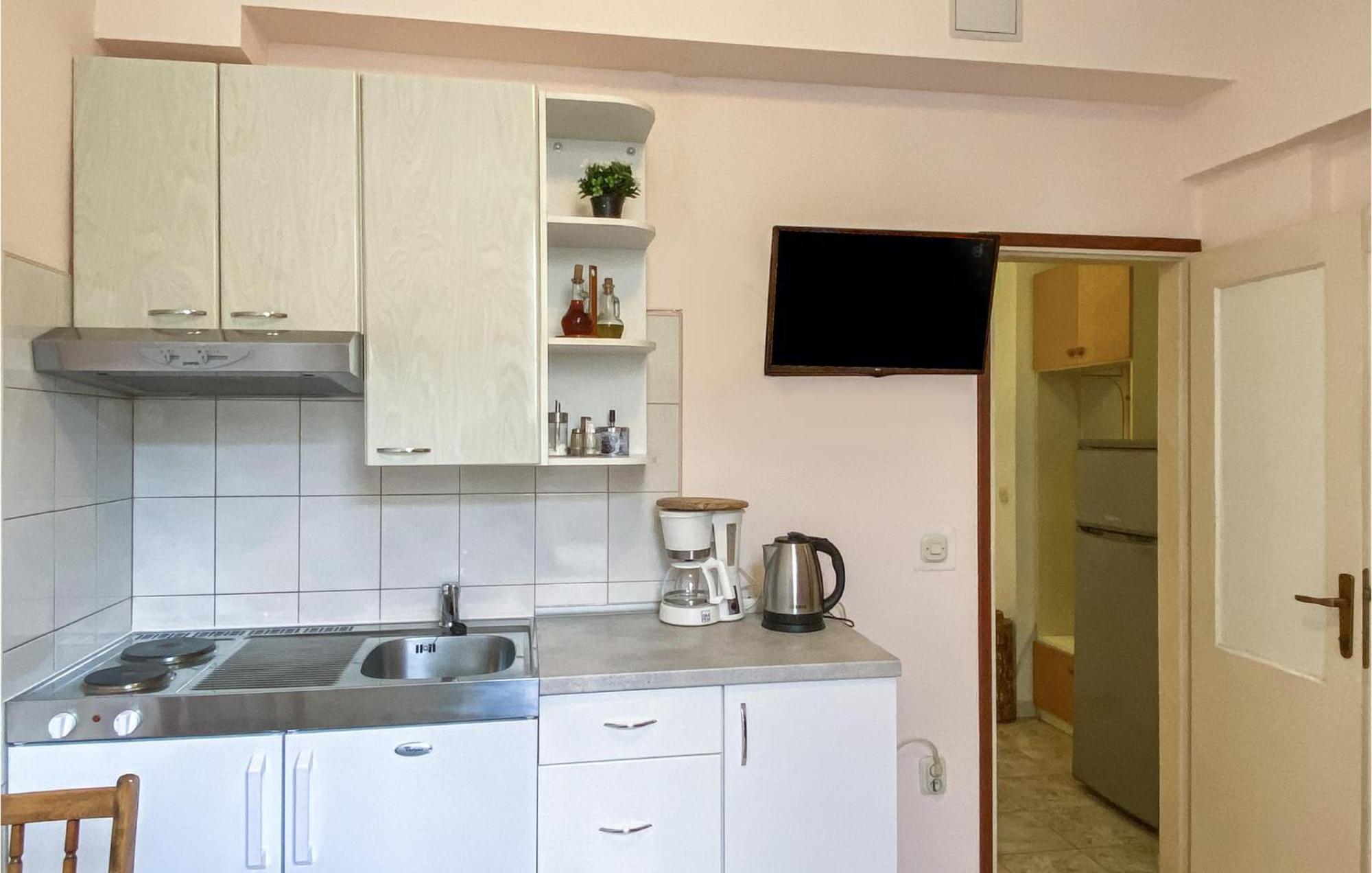 1 Bedroom Nice Apartment In Kastel Sucurac Kaštela エクステリア 写真