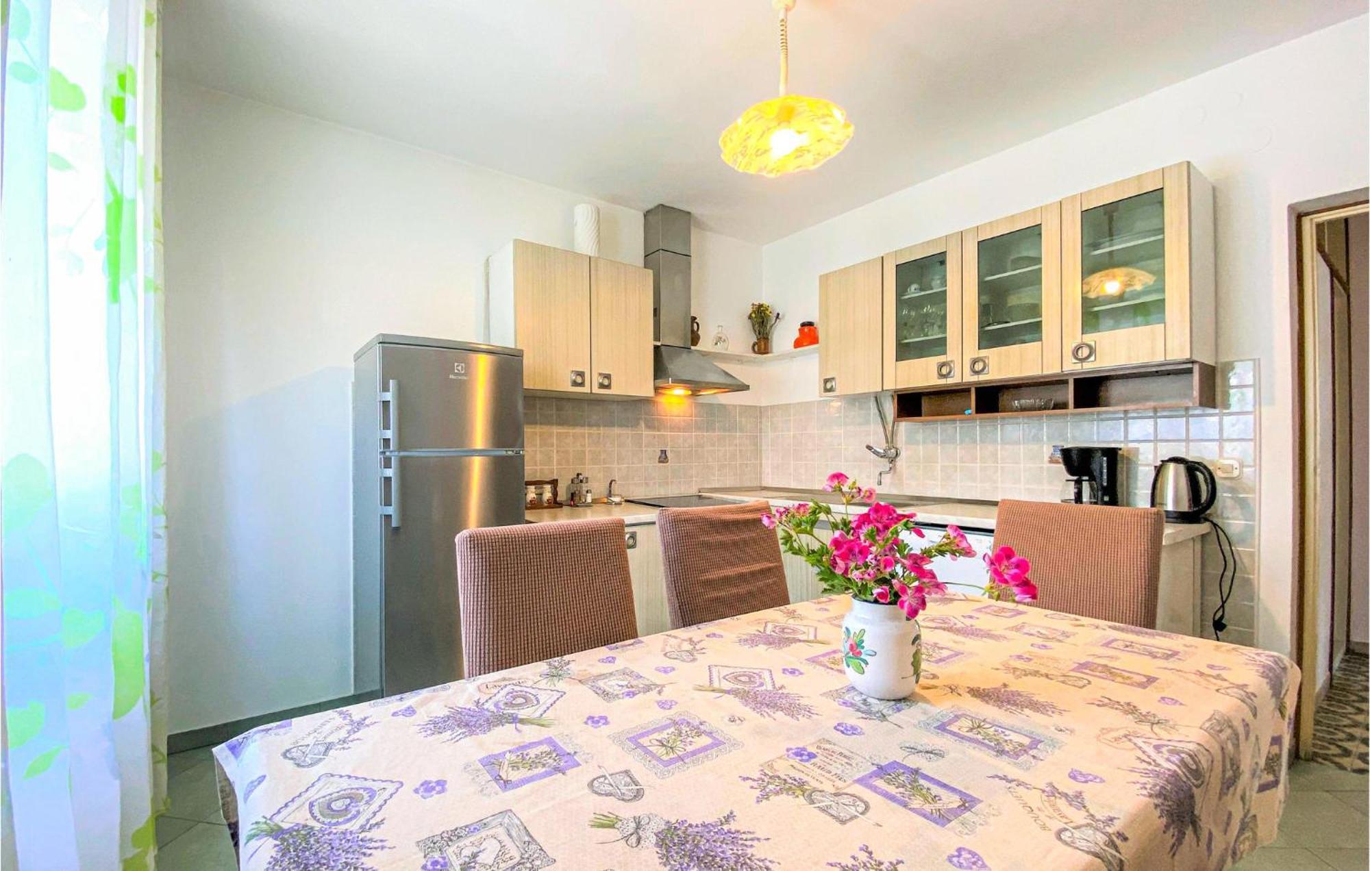 1 Bedroom Nice Apartment In Kastel Sucurac Kaštela エクステリア 写真