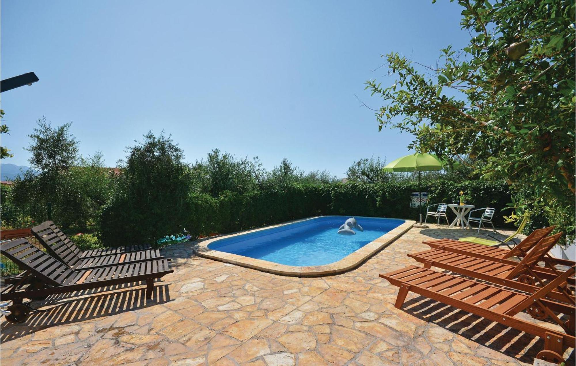1 Bedroom Nice Apartment In Kastel Sucurac Kaštela エクステリア 写真